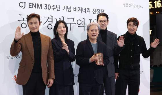 4일 오후 서울 용산구 CGV용산아이파크몰에서 열린 영화 '공동경비구역 JSA' 관객과의대화(GV)에 앞서 감독과 배우들이 포즈를 취하고 있다. 왼쪽부터 배우 이병헌, 이영애, 박찬욱 감독, 김태우, 송강호. 연합뉴스