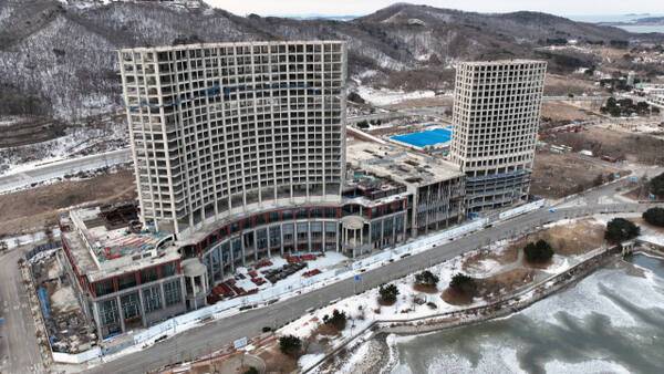 인천 중구 미단시티 카지노복합리조트 조성 사업이 5년여 동안 멈춘 가운데 5일 짓다 만 건물이 방치해 있다. 조병석기자