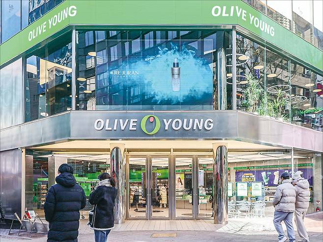 CJ올리브영은 자사 입점 브랜드 중 연간 100억원 이상 매출을 거둔 입점 브랜드 수가 지난해 처음으로 100개를 넘었다고 밝혔다. 연 매출 100억원을 넘은 브랜드는 2013년 2개에서 2022년 61개, 2023년 83개, 지난해 100개 등 11년 만에 50배 급증했다. 사진은 지난 1월 9일 서울 명동 올리브영 매장 모습. (연합뉴스)