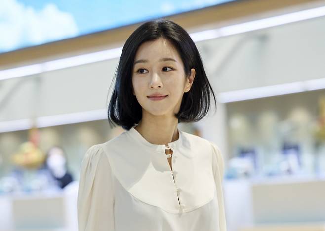 서예지는 화이트 셔츠의 네크라인을 살짝 오픈해 자연스러운 분위기를 연출하며, 블랙 벨트로 허리선을 강조해 세련된 실루엣을 완성했다. /사진=롱샴 제공