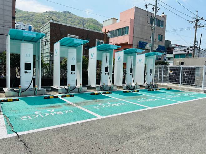 부산시가 2025년 전기자동차 구매보조금 지원사업을 본격 추진한다. 사진은 시내 공영주차장에 설치된 전기자동차 충전시설. 부산시설공단 제공