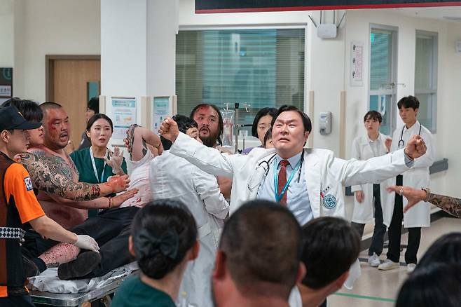 극 중 항문외과 과장 한유림을 맡은 배우 윤경호. 넷플릭스 제공