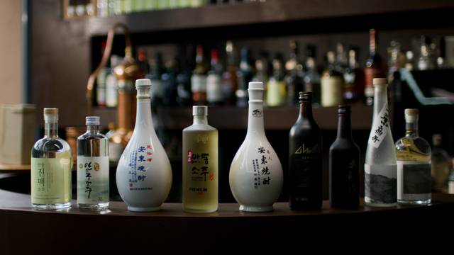 ‘소주랩소디’에서 나온 경북 안동에서 생산되는 여러 안동소주. ⓒ이엘TV