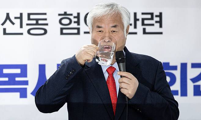 사랑제일교회 전광훈 목사가 5일 서울 여의도 자유통일당 당사에서 열린 기자회견 도중 물을 마시고 있다. 뉴스1