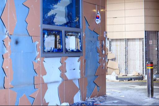 폭동 사태 직후인 19일 오전 서울서부지법 창과 외벽이 파손된 모습. 연합뉴스