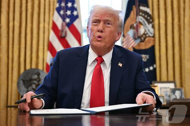 도널드 트럼프 미국 대통령이 3일(현지시간) 워싱턴 백악관에서 국부펀드를 설립하는 행정명령에 서명을 한 뒤 취재진을 만나 “우크라이나는 매우 가치 있는 희토류를 갖고 있고, 우리는 수백억 달러 지원에 대한 담보로 희토류를 원한다”고 밝히고 있다. 2025.02.04 ⓒ AFP=뉴스1 ⓒ News1 우동명 기자