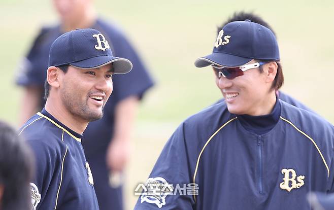 오릭스에서 한솥밥을 먹을 당시 박찬호와 두산 이승엽 감독. 사진 | 박진업기자 upandup@sportsseoul.com