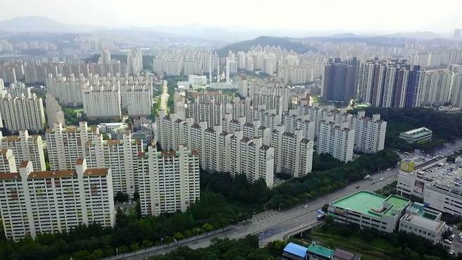 용인시가 2년 정도 걸리던 정비사업 관련 개별 심의를 통합해 기간을 6개월로 단축한다. 노후 아파트 재건축 추진이 잇따르고 있는 용인 수지지구 전경. 용인시 제공