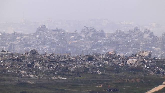 이스라엘과 하마스 간 휴전이 이어지는 가운데 폐허로 변한 가자 지구의 거리