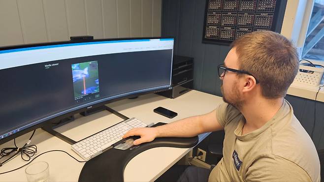 AI와 레이저를 통해 연어에 붙은 기생충을 제거하는 모습. /김성모 기자