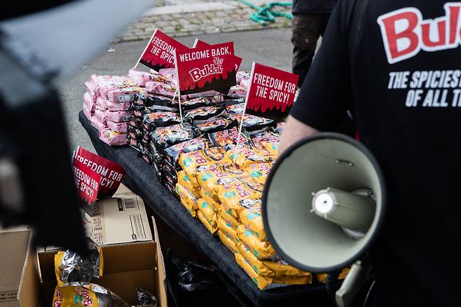 삼양라운드스퀘어가 지난해 8월 덴마크 수도 코펜하겐에서 덴마크 시장 재진입을 기념하는 '불닭 스파이시 페리 파티'(Buldak Spicy Ferry Party)를 진행하고 있다. /삼양식품 제공