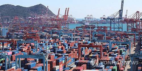 4일 오후 부산항 신감만부두와 감만부두, 신선대부두에 수출입 화물이 쌓여있다. 연합뉴스