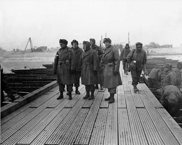 매슈 리지웨이(왼쪽) 미 8군사령관이 1951년 1월 4일 서울 철수 당시 한강에 부설된 부교를 점검하고 있다. 미1군단 촬영(위키미디어 커먼즈)
