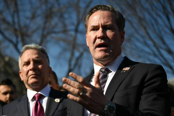 마이크 월츠(오른쪽) 미국 백악관 국가안보보좌관이 4일(현지시간) 워싱턴 DC 백악관에서 취재진과 이야기를 나누고 있다. 월츠 옆은 스티브 위트코프 미국 중동 특사. AFP=연합뉴스