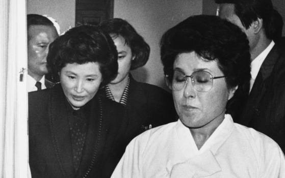 1991년 10월 21일 밤 김옥숙 여사가 전두환 전대통령의 장모 빈소인 서울강남성모병원을 찾았다. 이순자 여사가 안내하고 있다. 중앙포토