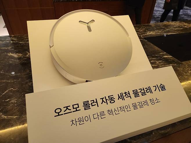 에코백스가 지난 4일 국내에서 정식 출시한 로봇청소기 '디봇 X8 프로 옴니'. 사진=김대영 기자