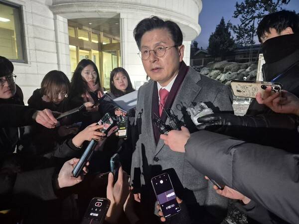 ▲6일 윤석열 대통령 측 대리인으로탄핵심판에 합류한 황교안 전 국무총리가 대통령 탄핵 재판이 끝난 뒤 심판정 앞에서 기자들에게 둘러싸여 있다. 사진=김예리 기자
