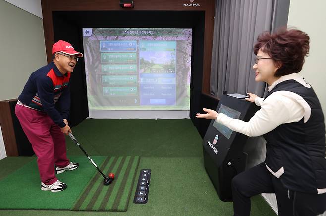스크린 파크골프장으로 바뀐 서울 강남구 도곡경로당. 강남구청