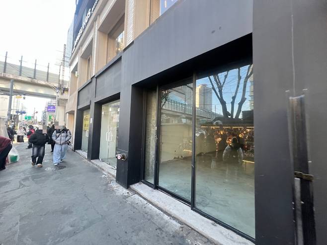 지난 4일 오후 서울 광진구 화양동 건대입구역 2번 출구 상가 건물 1층 공실의 모습./사진=민수정 기자.