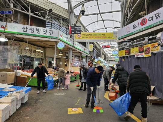 서울 광진구 자양전통시장에서 상인들이 청소를 하고 있다. 광진구청 제공