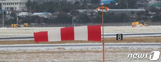 오전 제주국제공항 활주로에서 제설작업이 이뤄지고 있다. 2024.1.23/뉴스1 ⓒ News1 오현지 기자