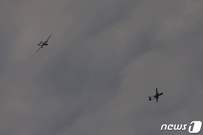 이스라엘의 무인기 '헤론'이 29일(현지시간) 가자 지구의 상공에서 포착된 모습. 2023.10.30 ⓒ AFP=뉴스1 ⓒ News1 정지윤 기자