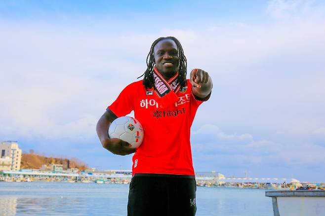 강원FC 유니폼을 입은 호마리우. (강원FC 제공)