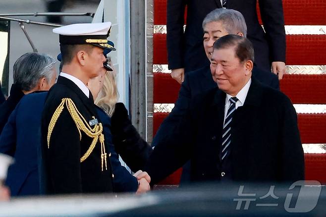 이시바 시게루 일본 총리가 6일(현지시간) 도널드 트럼프 대통령과 첫 정상 회담을 위해 워싱턴 인근 앤드루스 합동 기지에 도착을 하고 있다. 2025.02.07 ⓒ AFP=뉴스1 ⓒ News1 우동명 기자