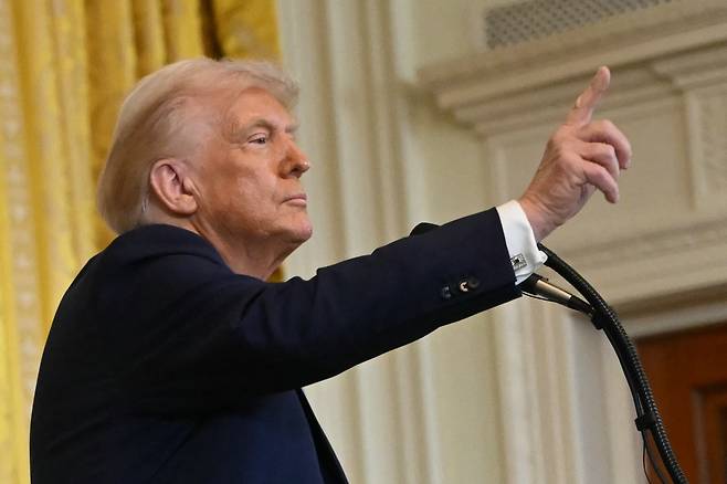 도널드 트럼프 미국 대통령이 4일(현지시각) 워싱턴DC 백악관 이스트룸에서 베냐민 네타냐후 이스라엘 총리와 기자회견을 하고 있다./AFP 연합뉴스