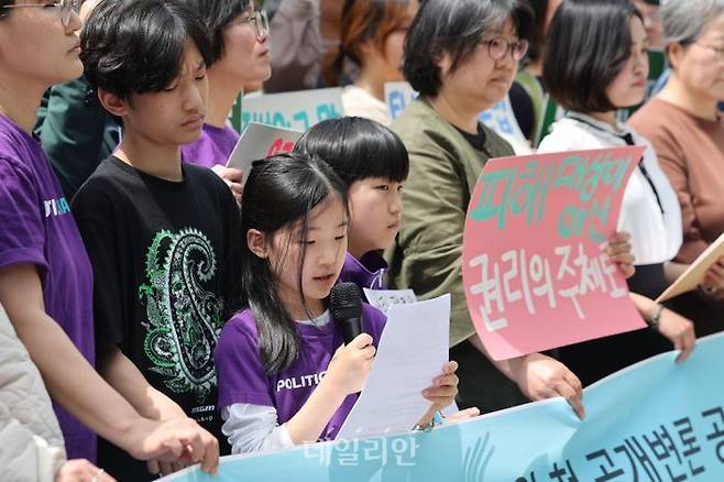 청소년기후소송, 시민기후소송, 아기기후소송, 탄소중립기본계획소송 관계자들이 지난해 4월 23일 오후 서울 종로구 헌법재판소 앞에서 열린 기후 헌법소원 첫 공개변론 공동 기자회견에서 정부의 기후 위기 대응 부실을 규탄하고 있다. ⓒ연합뉴스