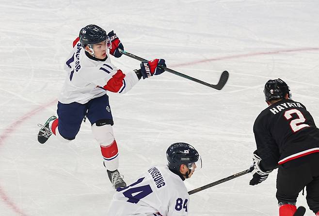 7일 중국 하얼빈체육대학 학생빙상장에서 열린 아이스하키 남자 조별예선 A조 대한민국과 일본의 경기에서 김상협(11번)이 중거리 슈팅으로 득점하고 있다. 이날 경기에서 대한민국 선수들이 5-2로 역전승을 거뒀다.(사진=저작권자(c) 연합뉴스, 무단 전재-재배포 금지)