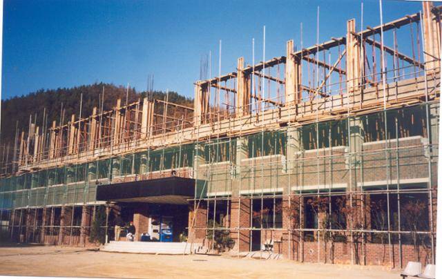 1998년 문을 연 양업고는 공사가 덜 끝난 학교 대신 인근 꽃동네 연수원에서 첫 학기 수업을 시작했다. 국제통화기금(IMF) 외환위기 여파에 모두가 떨 때였다. 학교 현장에는 급히 유학을 강제중단하고 귀국해 학교에 적응하지 못하는 학생부터 성적 비관이나 가정 환경으로 인한 부적응, 학교 폭력 가해 및 피해 후유증 등으로 고통받는 학생이 수두룩했다. 첫 모집에 40명이 지원해 모두 입학시켰다. 양업고 제공