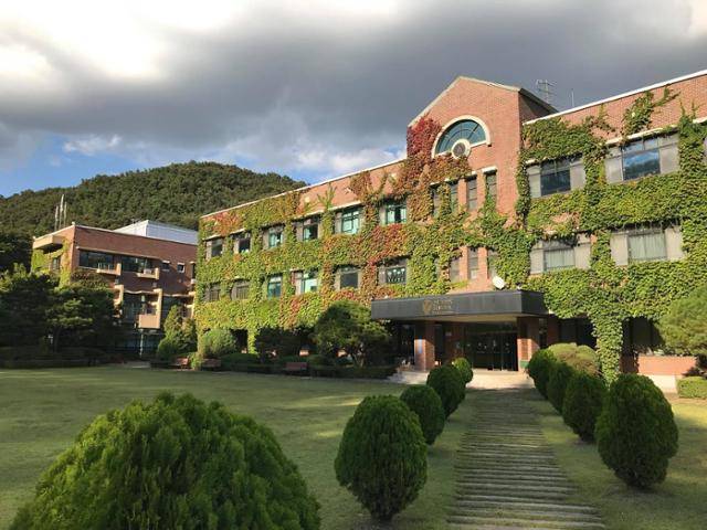 부도난 공장을 허문 공터에 설립된 양업고는 이제 아름다운 교정을 자랑한다. 학교 건물, 교사동, 기숙사, 도서관등도 세웠다. 건축기금을 모으려 주말도 없이 고인과 동료들이 10년 넘게 전국 성당 미사에서 모금 강론을 한 결과다. 양업고 제공