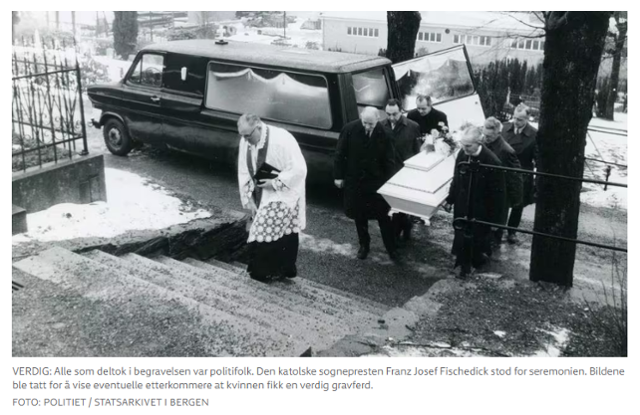 1971년 2월 진행된 이스달 여인의 장례식. 참석자는 모두 경찰이었다. 당시 경찰은 혹시라도 가족이 찾아올 경우에 대비해 이 사진을 남겨뒀다고 한다. NRK 홈페이지 캡처