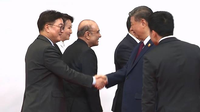 시진핑 중국 국가주석과 악수하는 우원식 국회의장