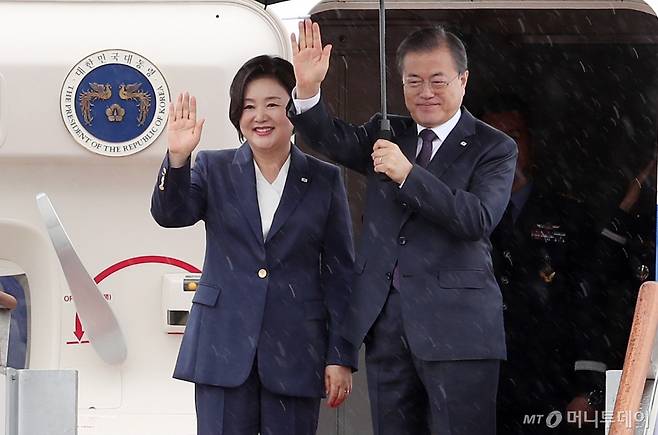 문재인 대통령과 부인 김정숙 여사가 22일 오후 3박 5일간의 일정으로 미국 뉴욕에서 열리는 유엔총회 참석 및 한·미정상회담을 위해 경기 성남시 서울공항을 통해 출국하고 있다.