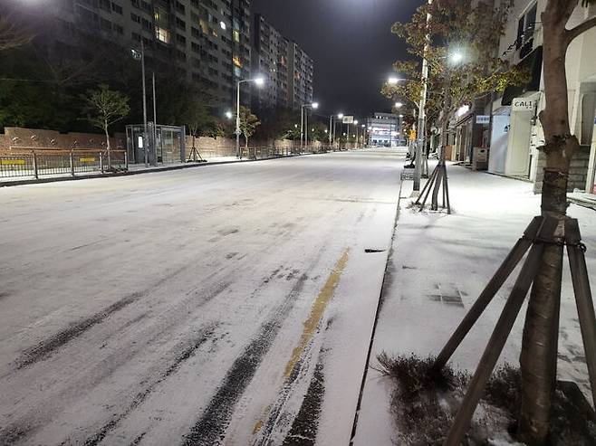 폭설로 7일 오후 제주시 연동 거리가 한산하다.