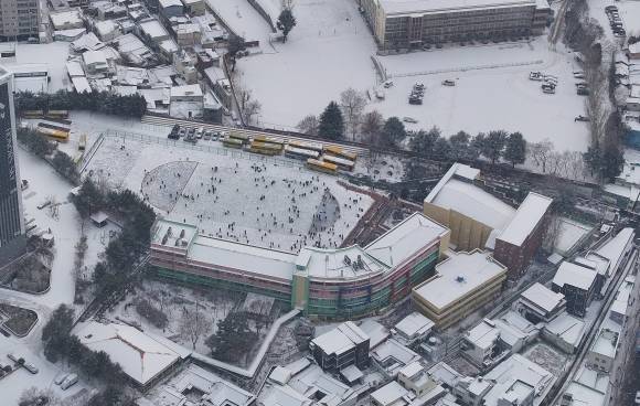 눈 내린 대구, 초등학교 운동장은 ‘만원’ - 대구에 눈이 내린 7일 대구 중구 한 초등학교 운동장에 눈이 쌓인 가운데 많은 학생이 눈을 맞으며 놀고 있다. 2025.2.7. 연합뉴스