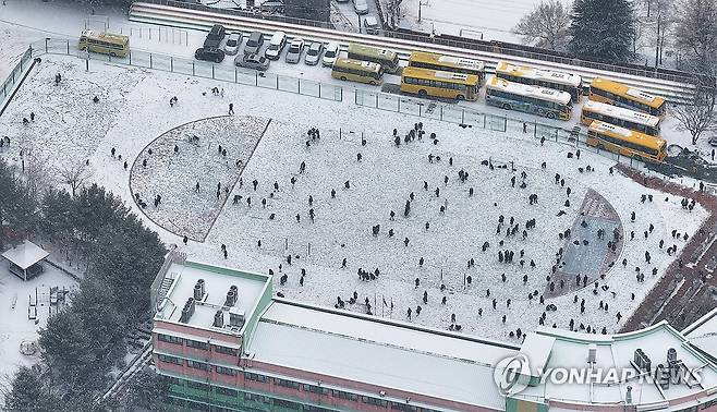 눈 내린 대구, 초등학교 운동장은 '만원' (대구=연합뉴스) 윤관식 기자 = 대구에 눈이 내린 7일 대구 중구 한 초등학교 운동장에 눈이 쌓인 가운데 많은 학생이 눈을 맞으며 놀고 있다. 2025.2.7 psik@yna.co.kr