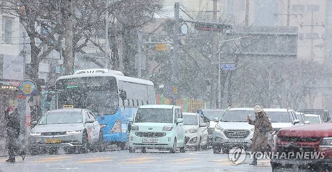 눈보라 치는 제주 (제주=연합뉴스) 박지호 기자 = 대설·강풍특보가 내려진 7일 오후 제주시 노형동의 거리에 눈보라가 몰아치고 있다. 2025.2.7 jihopark@yna.co.kr