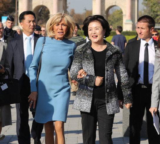 문재인 전 대통령 부인 김정숙 여사가 지난 2018년 10월 프랑스 순방 당시 한글을 모티프로 한 샤넬 재킷을 대여해 착용한 바 있다. (사진=뉴시스 제공)