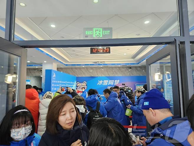 한국 기자들을 막아선 대회 조직위원회 ⓒ News1 안영준 기자