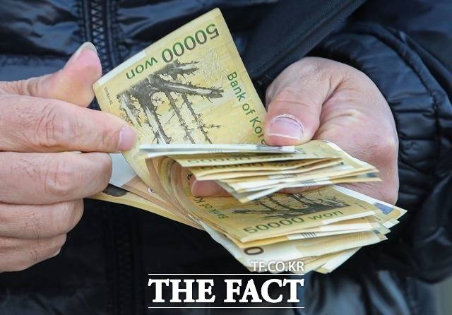 바뀐 통상임금 기준에 따라 기존에 제외됐던 명절상여금, 휴가비 등이 포함되면서 근로자들은 당장 월급이 얼마나 오를지 관심이 높다./뉴시스