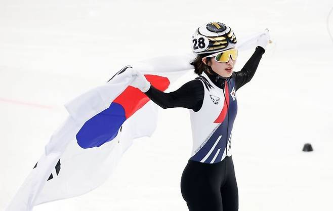 8일(현지시각) 중국 하얼빈 헤이룽장 빙상훈련센터에서 열린 2025 하얼빈 동계 아시안게임 쇼트트랙 여자 1500m 결승 경기에서 대한민국 김길리가 금메달을 확정지으며 기뻐하고 있다. ⓒ 뉴시스