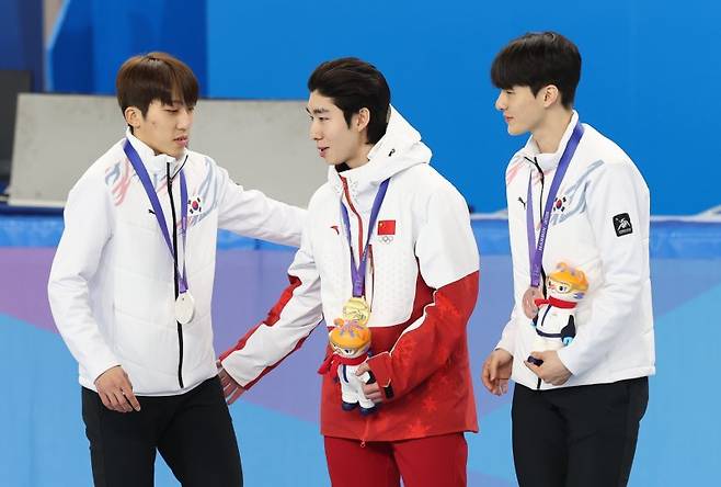 8일(현지시간) 중국 헤이룽장성 하얼빈 빙상훈련센터 다목적홀에서 열린 하얼빈 동계아시안게임 쇼트트랙 남자 500m에서 은메달 박지원과 동메달 장성우가 금메달을 딴 린샤오쥔을 축하해주고 있다. 뉴스1