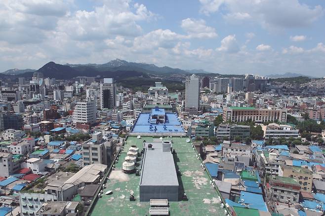 세운상가군 위에서 바라본 종묘와 북한산. 서울역사박물관