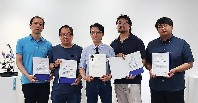 제 20회 평화미술대전 미니어처아트 부문 수상자 (왼쪽부터) 이재용, 정동윤, 김두영, 박준우, 송승원 작가