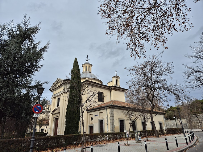 정말로 작고 소박한 산 안토니오 데 라 플로리다 성당의 모습. 길 건너에는 고야의 동상이 있었다. ©김슬기