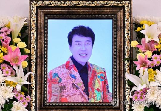 영정 사진 속 밝게 웃고 있는 송대관. 연합뉴스.