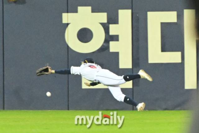 2024년 4월 11일 오후 서울 잠실야구장에서 진행된 '2024 신한 SOL 뱅크 KBO 리그' 한화-두산의 경기. 두산 김태근이 4회말 무사 1루에서 안치홍의 적시타를 잡기 위해 점프를 하고 있다./마이데일리